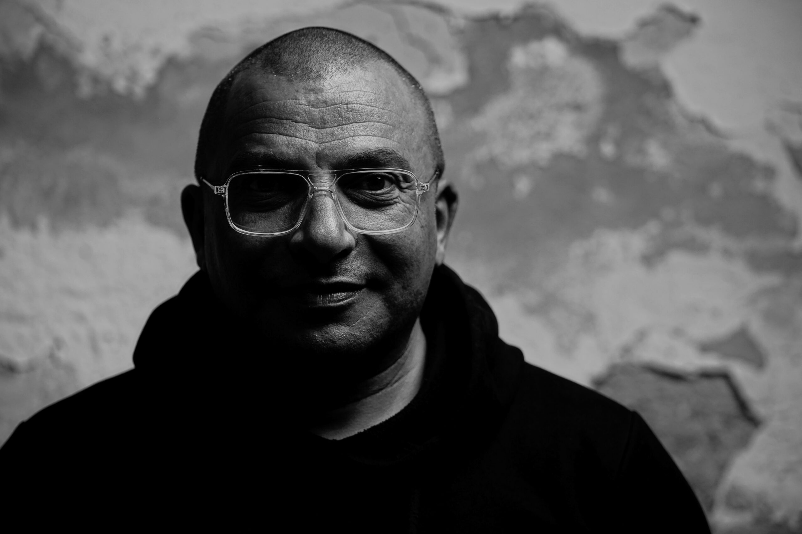 Portrait artistique en noir et blanc de Karim Thlibi, musicien et compositeur tunisien spécialisé en musique psychologique et contemporaine